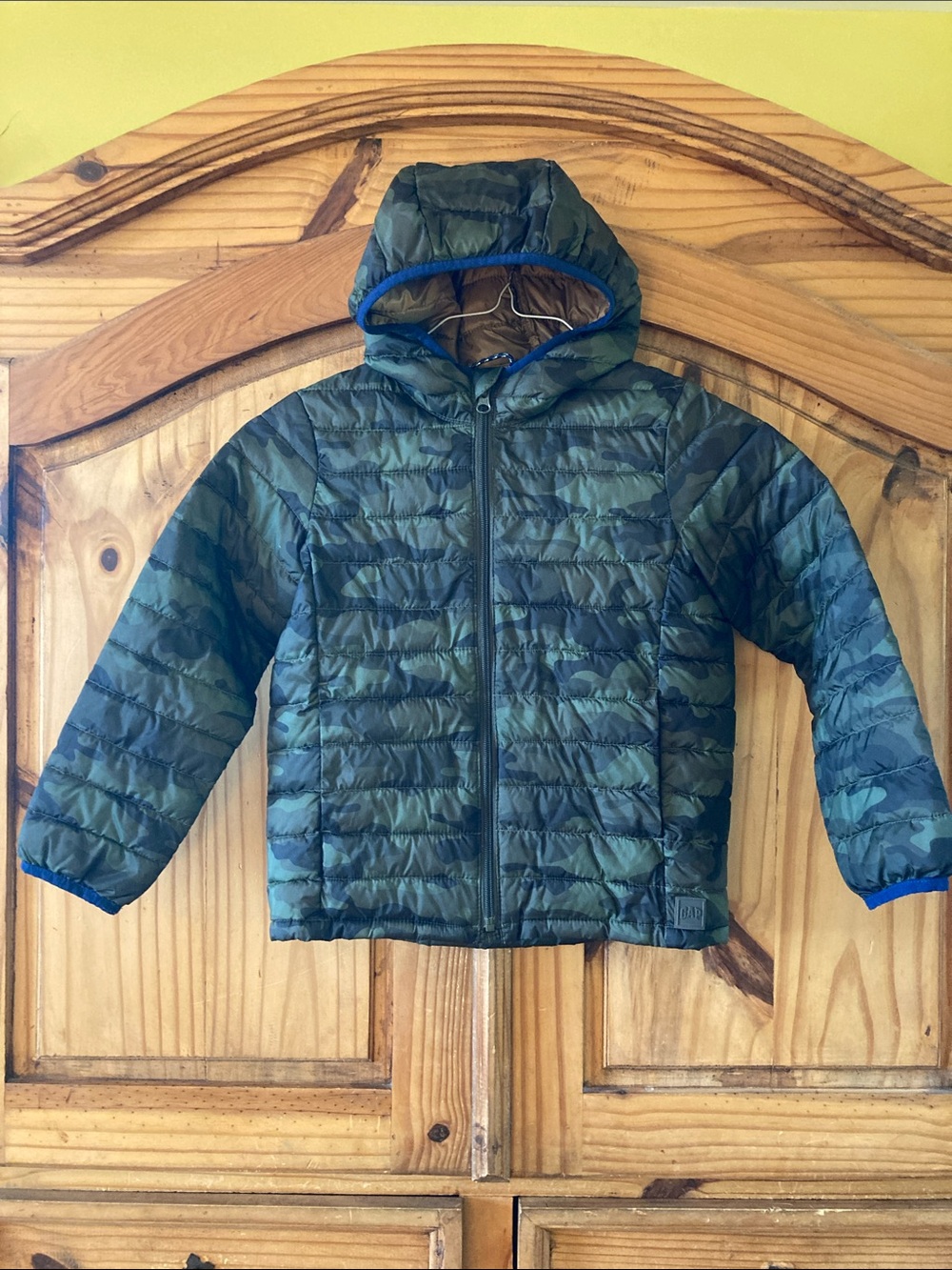 Boys Gap green camo Primaloft lightweight puffer hooded coat size S
